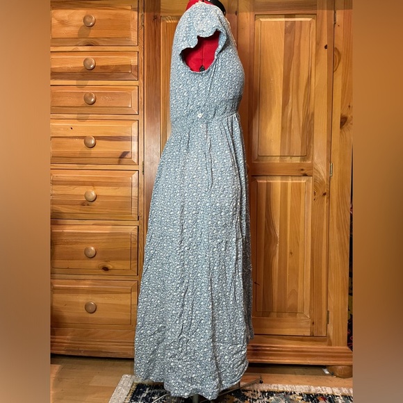 April Cornell with Dainty Lace Collar and Tiny flowers - Picture 4 of 9